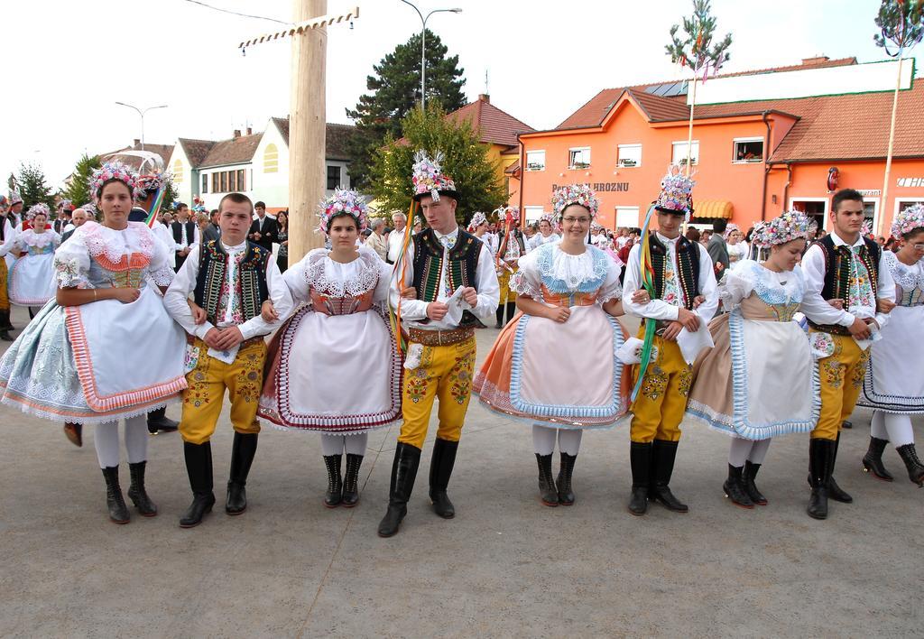 Penzion A Restaurace U Hroznu Велке-Біловіце Екстер'єр фото