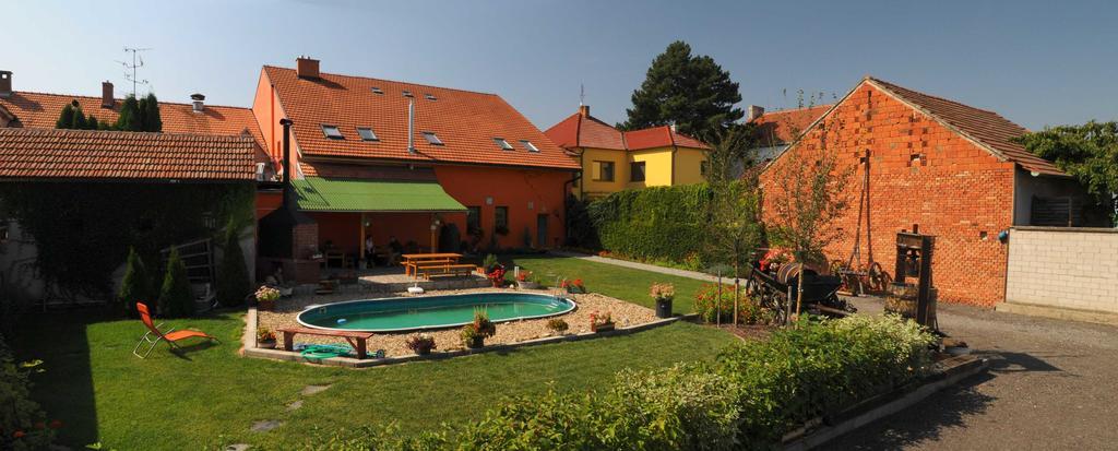 Penzion A Restaurace U Hroznu Велке-Біловіце Екстер'єр фото