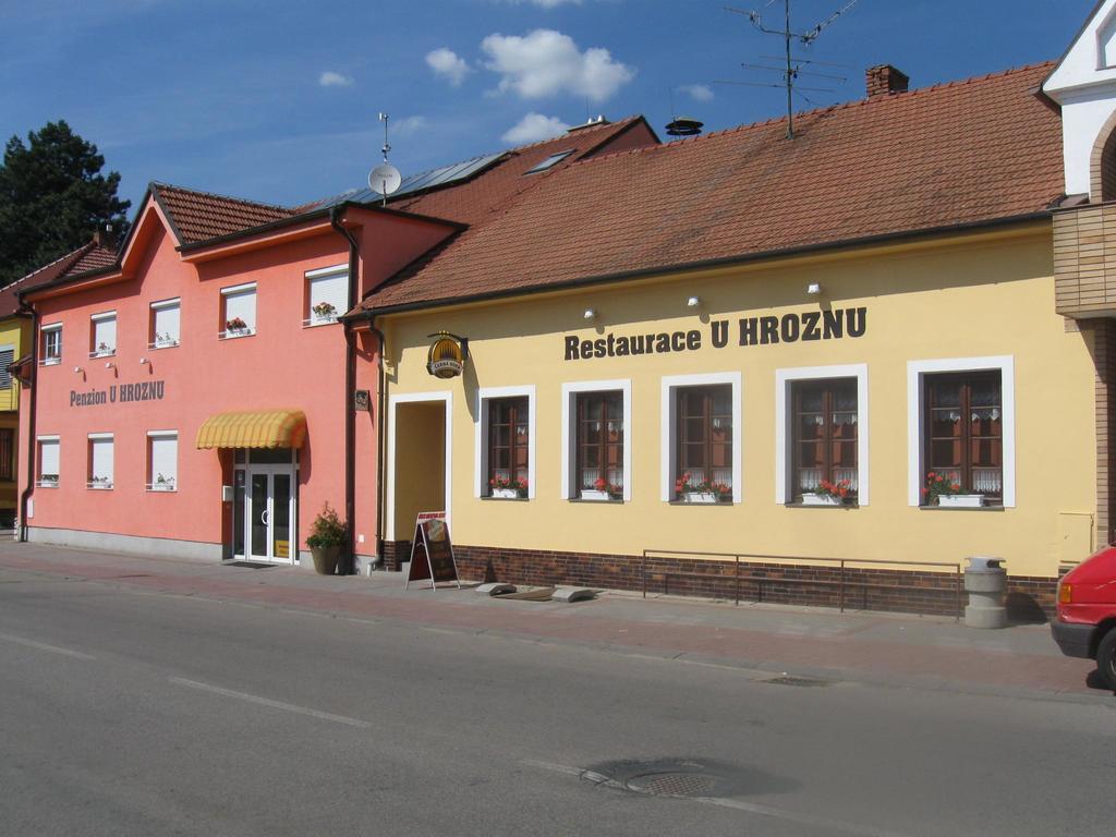 Penzion A Restaurace U Hroznu Велке-Біловіце Екстер'єр фото