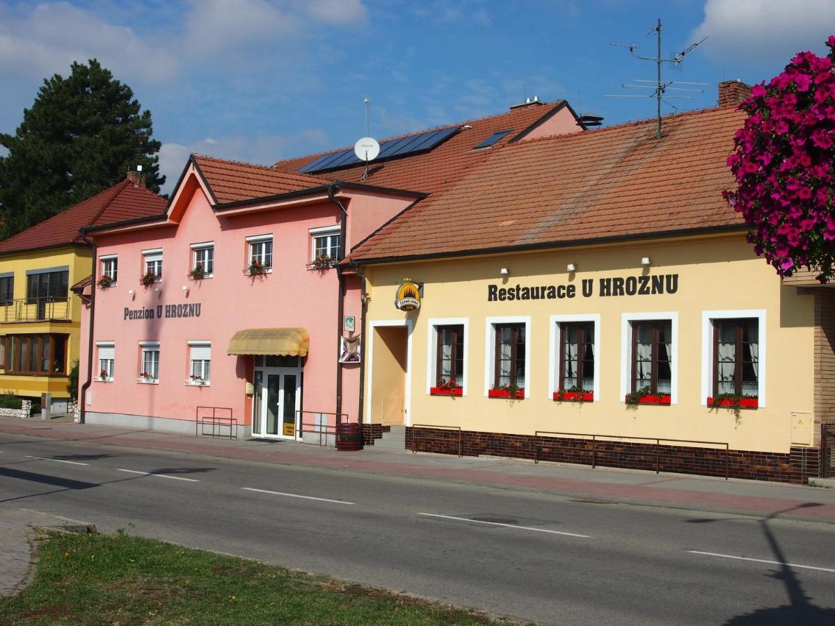 Penzion A Restaurace U Hroznu Велке-Біловіце Екстер'єр фото